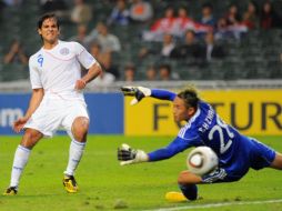 Roque Santa Cruz anotando uno de los siete goles del encuentro entre Paraguay y Hong Kong. AFP  /