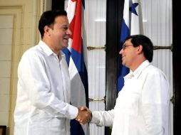 El vicepresidente panameño, Juan Carlos Varela (i), estrecha la mano de su homólogo cubano, Bruno Rodríguez Parrilla (d). EFE  /