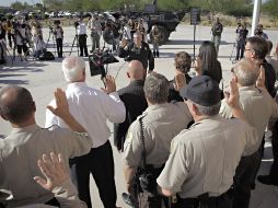 El sheriff Arpaio toma juramento a los integrantes del grupo, cuya misión es detener indocumentados. AP  /