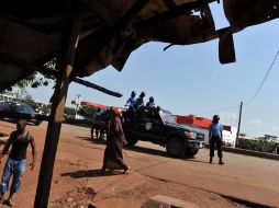 Patrulla vigila orden en la colonia Conakry, tras protesta violenta por las elecciones.  AFP  /