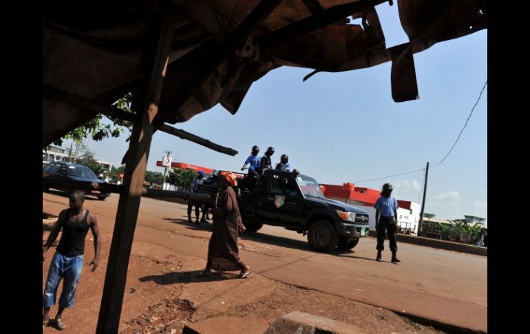Patrulla vigila orden en la colonia Conakry, tras protesta violenta por las elecciones.  AFP  /