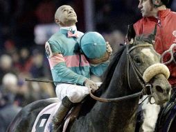 El jinete Mike Smith monta a “Zenyatta” en su última carrera. AP  /