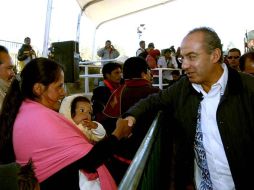 Felipe Calderón saluda a una mujer indígena tras el acto ‘‘Protegiendo las bellezas naturales construimos un México más fuerte’’. EFE  /