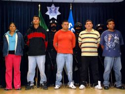 Cuatro hombres y una mujer son presentados a los medios acusados de secuestrar y desaparecer a personas. AP  /