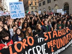 Jóvenes se manifiestan contra los planes de reforma del Gobierno italiano, en las calles de Roma. AFP  /
