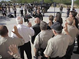 Joe Arpaio toma juramento a los 56 nuevos miembros del batallón que combatirá la inmigración ilegal en Arizona. AP  /