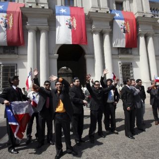 Los 33 mineros chilenos rescatados viajan a EU