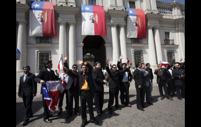 Los 33 mineros han sido el foco de atención de los medios desde su rescate el 12 y 13 de octubre pasados. REUTERS  /