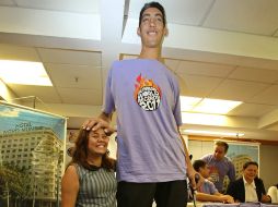 El turco Sultán Kosen es el hombre mas alto del mundo. EFE  /