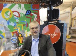 El jefe del centro de desarrollo de Google, Wieland Holfelder, conduce un vehículo ''Street View'', en Hamburgo, Alemania.EFE  /