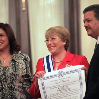 Ex presidenta chilena, Bachelet, recibe condecoración del gobierno dominicano
