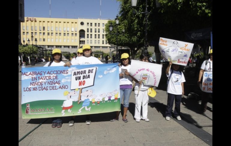 Integrantes de MAMÁ A.C., recorren las calles de la ciudad para difundir los derechos de los niños. S. NÚÑEZ  /