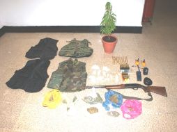 Dentro de la vivienda fue incautado armamento de uso exclusivo del Ejército Mexicano y las Fuerzas Armadas. ESPECIAL  /