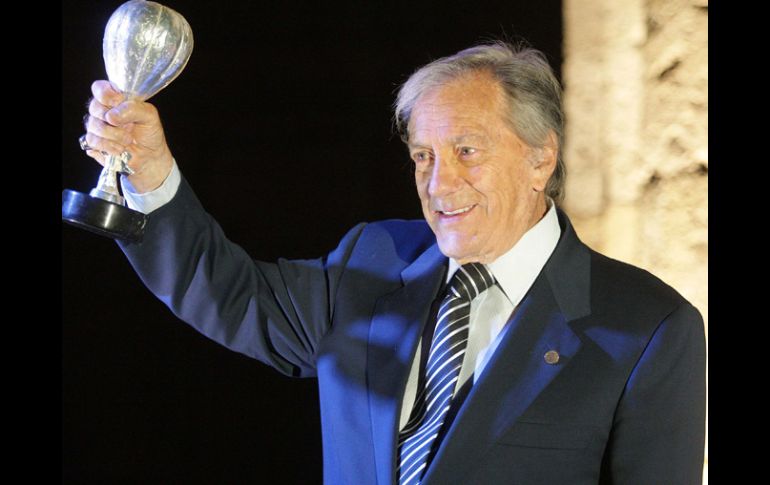 Le entregaron el trofeo Sphera de Luz al primer actor Joaquín Cordero. A. CAMACHO  /