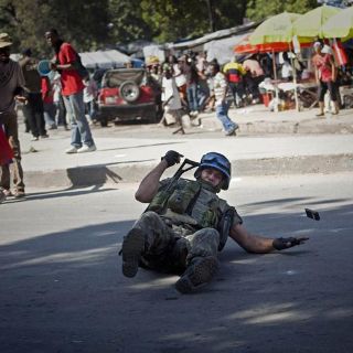 Haitianos rechazan a los cascos azules, a pedradas