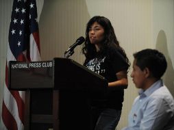 Lizeth Quiñones, una estudiante indocumentada colombiana, participa en una conferencia de prensa para impulsar la iniciativa. EFE  /