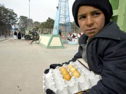 Un niño vende huevos en una calle de Herat, Afganistán. EFE  /
