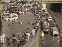 Peregrinos se abren paso entre la lluvia para llegar a La Meca, en Arabia Saudí. REUTERS  /