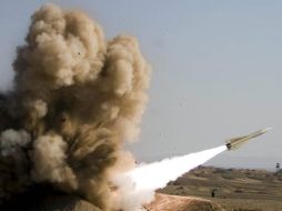 Imagen del lanzamiento del cohete antiaéreo Shahin (Halcón) durante unas maniobras militares en la ciudad iraní de Semnan. EFE  /