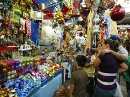 Los populares tianguis navideños enfrentan, en desventaja, una batalla comercial con los supermercados. E. BARRERA  /
