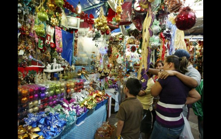Los populares tianguis navideños enfrentan, en desventaja, una batalla comercial con los supermercados. E. BARRERA  /
