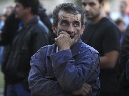 Un desempleado griego asiste a una protesta en la que exigen medidas para fomentar el empleo. EFE  /