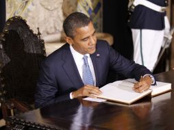 El presidente Barack Obama firmando el libro de visitas durante su visita al Palacio Nacional de Belem en Lisboa, Portugal. AP  /