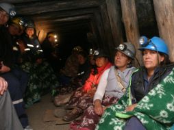 Claudia Muñoz dejó el Chiflón del Diablo luego de haber sufrido una descompensación. EFE  /
