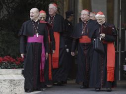 Juan Sandoval Íñiguez (2o der.) junto a otros cardenales asisten a una reunión convocada por el Papa. AP  /