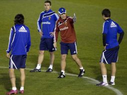 Javier Aguirre dando indicaciones en el entrenamiento del Zaragoza. EFE  /