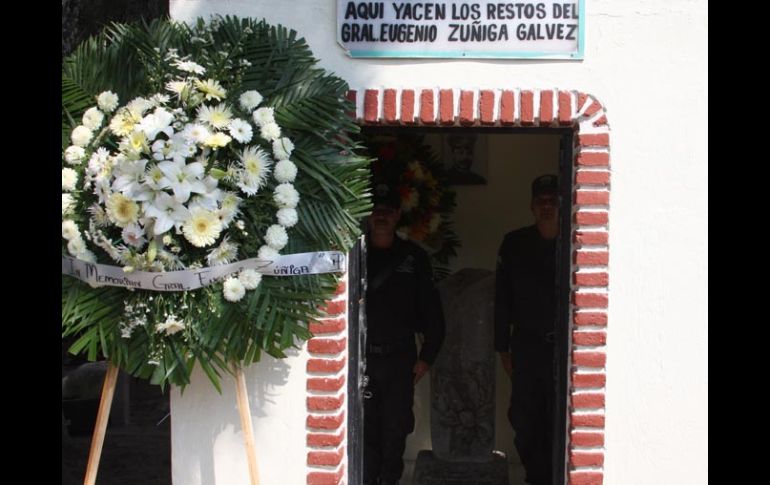 Las festividades comenzaron en el cementerio municipal con un homenaje al general revolucionario Eugenio Zúñiga. I. DE LOZA  /