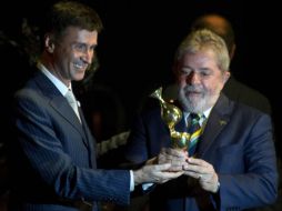 El presidente brasileño Lula Da Silva recibe el premio. AFP  /