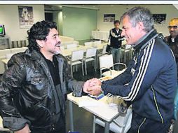 José Mourinho (der.) le dio la bienvenida a Diego Maradona en el club madrileño. ESPECIAL  /