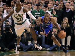 Russell Westbrook, quien anotó 31 puntos en este partido, burla a Ray Allen en el partido de ayer. AP  /