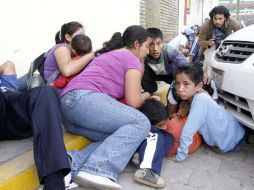 Las balaceras cada vez son más cotidianas. Madres de familia y sus hijos se resguardan tras un automóvil. EL UNIVERSAL  /