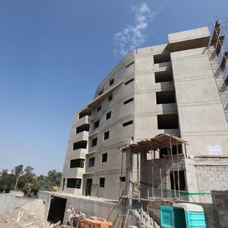 Clausuran torre sin licencia de construcción