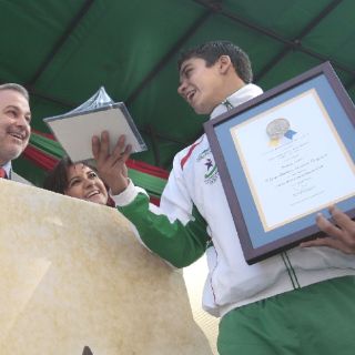 Abraham Camacho recibe el Premio Estatal del Deporte