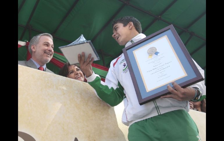 Abraham Camacho fue galardonado por el gobernador Emilio González Márquez. S NÚÑEZ  /
