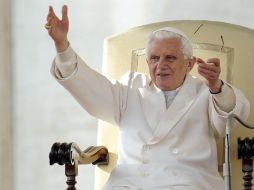 El Papa saluda a los devotos congregados en la plaza de San Pedro del Vaticano, durante la audiencia pública de los miércoles. EFE  /