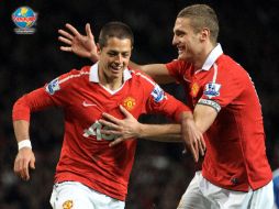 Javier Hernández fue felicitado por su compañero serbio Nemanja Vidic. AFP  /