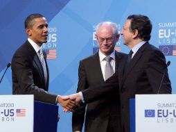 Barack Obama estrecha la mano del presidente de la Comisión Europea, el portugués José Manuel Durao Barroso. EFE  /