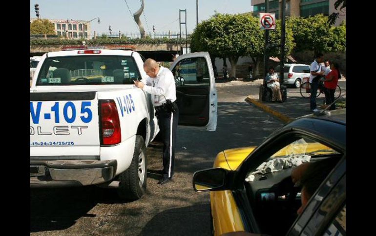 La iniciativa del perredista propone incrementar la multa de 50 a 150 días de salarios mínimos. ARCHIVO  /