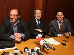 Daniel Olesker (I), el canciller Luis Almagro (C) y el prosecretario de la Presidencia, Diego Cánepa (D) en el ecuentro de la OMS. EFE  /