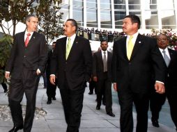 José González Morfín, Manlio Fabio Beltrones y Carlos Navarrete del PRD, a su salida de la sede del Senado. EL UNIVERSAL  /