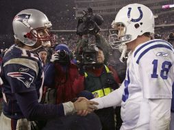 Brady (izq.) le da la mano a Manning luego del más reciente partido que disputaron en la casa de los Patriotas. AP  /