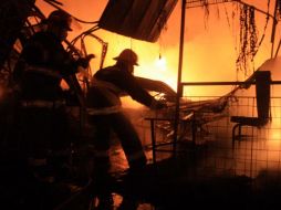 Los bomberos lograron controlar el incendio aproximadamente 40 minutos después de que éste comenzó. A. HINOJOSA  /