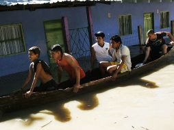 Residentes usan canoas para navegar a través de las calles inundadas en Bolombolo. REUTERS  /