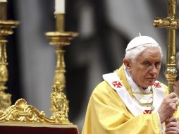 El Papa Benedicto XVI oficiando una ceremonia en la Basílica de San Pedro del Vaticano. EFE  /