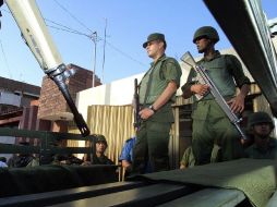 El lugar fue acordonado por militares, mientras que Bomberos de Monterrey sofocaban las llamas en el vehículo. ARCHIVO  /