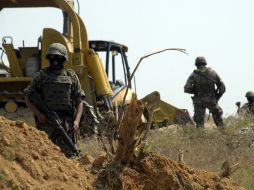Aspecto de la fosa clandestina en la que fueran encontrados 18 cuerpos de los 20 michoacanos que llegaron a Guerrero. AP  /